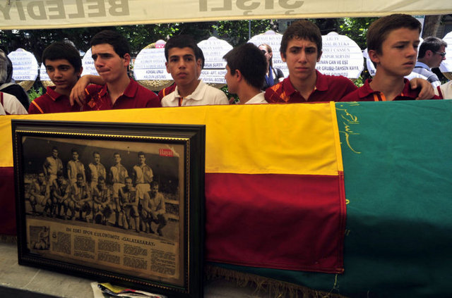 Milli takım eski teknik direktörlerinden ve spor yazarı Coşkun Özarı vefat etti.