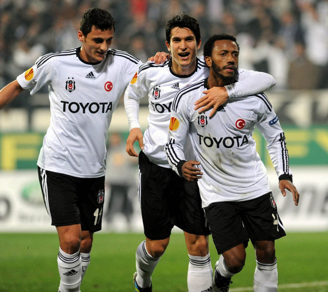 UEFA Avrupa Ligi'nde E Grubu'ndaki son maçında İngiltere'nin Stoke City takımını 3-1 yenerek gruptan lider olarak çıkan Beşiktaş, bir ilke imza attı. Beşiktaş, 5. kez mücadele ettiği UEFA Avrupa Ligi'nde 2. kez gruptan çıkarken, ilk kez lider olarak bir üst tura geçti.