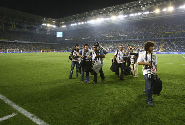 21 Temmuz: Fenerbahçe ile Ukrayna'nın Shakhtar Donetsk takımları arasında yapılan hazırlık karşılaşması taraftarların sahaya girmesi nedeniyle  -  - yarıda kaldı.  Şükrü Saracoğlu Stadı'nda yapılan maçta ilk olarak 58. dakikada, üzerlerinde futbolda şike iddialarına yönelik soruşturmaya ilişkin  -  - tutuklanan kulüp başkanı Aziz Yıldırım'ın fotoğrafları bulunan tişörtle 2 taraftar sahaya girdi. Bu taraftarlar kısa süre içinde tribüne gönderilirken  -  - karşılaşma kısa bir duraklamanın ardından devam etti.