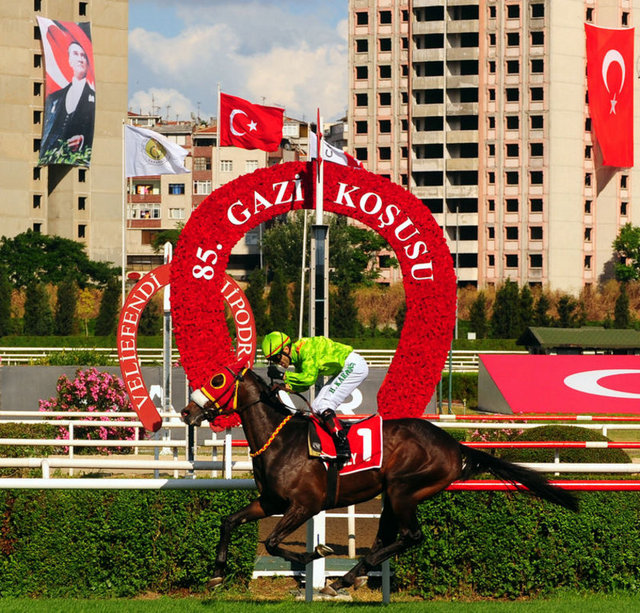 25 Haziran: 85. Gazi Koşusu'nu Osman Hattat'ın sahibi olduğu ve jokeyliğini Halis Karataş'ın yaptığı ''Anatoly'' adlı safkan kazandı.