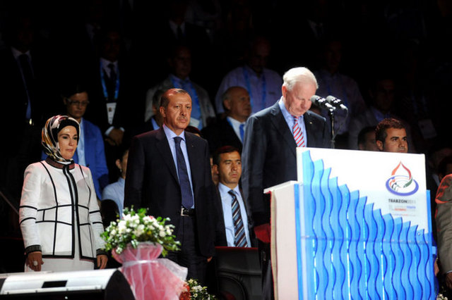 11. Avrupa Gençlik Olimpik Oyunları, resmi açılış töreniyle başladı. Hüseyin Avni Aker Stadı'nda yapılan açılış törenini Başbakan Recep Tayyip  -  - Erdoğan ve eşi Emine Erdoğan, Acara Özerk Cumhuriyeti Başbakanı Levan Varşolomidze, İçişleri Bakanı İdris Naim Şahin, Gençlik ve Spor  -  - Bakanı Suat Kılıç, Gümrük ve Ticaret Bakanı Hayati Yazıcı, Çevre ve Şehircilik Bakanı Erdoğan Bayraktar, Trabzon Valisi Recep Kızılcık, Trabzon  -  - Belediye Başkanı Orhan Fevzi Gümrükçoğlu, milletvekilleri, davetliler ve vatandaşlar izledi.