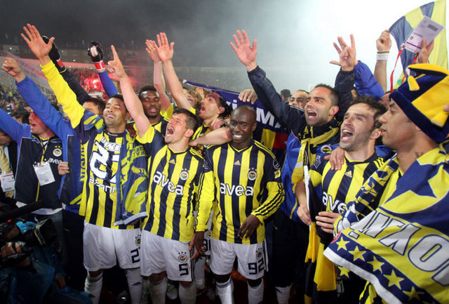 22 Mayıs: Spor Toto Süper Lig'de Sivasspor'u deplasmanda 4-3 mağlup eden Fenerbahçe, 2010-2011 sezonu şampiyonu oldu. 18. kez şampiyon olan Fenerbahçe'de, takım kaptanı Alex de Souza da ''Gol Kralı'' unvanını aldı.