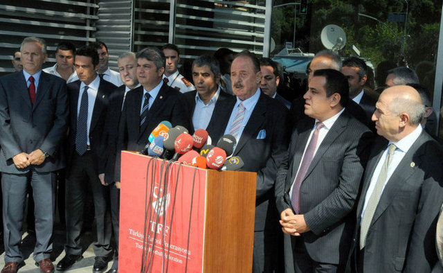 23 Ağustos: Türkiye Futbol Federasyonu Yönetim Kurulu, futbolda şike iddialarına  -  - yönelik soruşturma süreciyle ilgili gelişmeleri değerlendirmek üzere Spor Toto  -  - Süper Lig'deki kulüplerin başkanlarıyla bir araya geldi. -