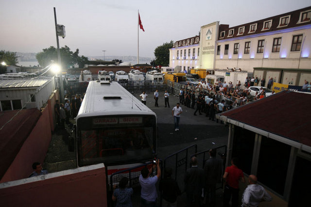 Futbolda şike iddialarına ilişkin soruşturma kapsamında, aralarında Fenerbahçe Spor Kulübü yöneticileri Şekip Mosturoğlu ve İlhan Ekşioğlu,  -  - Fenerbahçe Spor Kulübü Alt Yapı Koordinatörü Cemil Turan, sözleşmesi dondurulan Eskişehirspor Teknik Direktörü Bülent Uygun, Sivasspor  -  - Kulüp Başkanı Mecnun Odyakmaz, eski futbolcu Ümit Karan, futbolcu Korcan Çelikay, Ahmet Çelebi, Yusuf Turallı, Abdullah Başak, Bülent  -  - İbrahim İşcen, Tamer Yelkovan, Mehmet Yenice, Sami Dinç ve Ali Kıratlı'nın bulunduğu 15 kişi tutuklanarak Metris Cezaevi'ne gönderildi.