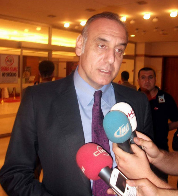 TFF Başkanvekili Lütfi Arıboğan, federasyonun Hukuk Müşaviri Prof. Dr İrfan Helvacı ve İcra Kurulu üyesi Avukat Kemal Olgaç'tan oluşan TFF  heyeti, İsviçre'nin Nyon kentindeki UEFA merkezinde Türkiye'de devam eden şike soruşturmasına ilişkin görüşmelerde bulundu. Arıboğan,  -  - görüşmenin ardından yaptığı açıklamada, UEFA'nın soruşturma sürecinde TFF'yi ve verdiği kararları desteklediğini söyledi.