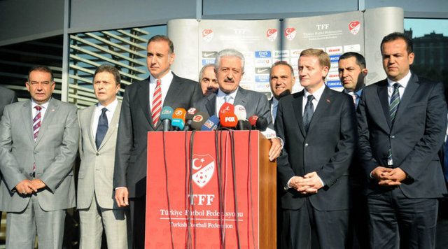 Futbol Federasyonu Başkanı Mehmet Ali Aydınlar, Spor Toto Süper Lig'de 2011-2012  -  - futbol sezonunda play-off sisteminin uygulanacağını açıkladı. -