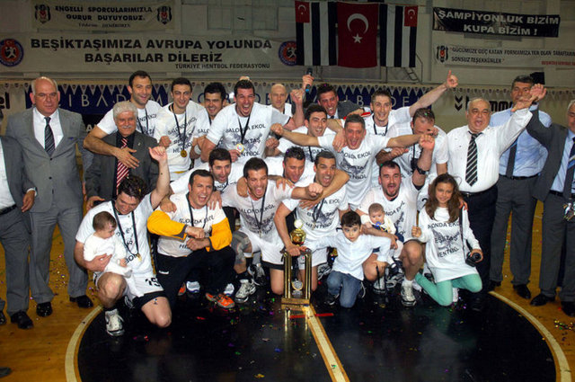 Hentbolda, Erkekler Süper Ligi play-off final serisinin ikinci maçında Beşiktaş, İzmir Büyükşehir Belediyesi'ni 33-27 yenerek seride durumu 2-0'a getirdi ve 2010-2011 sezonunun şampiyonu oldu.