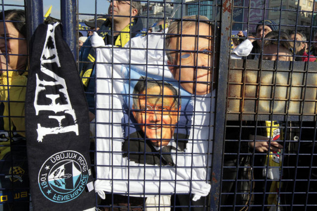 İstanbul Nöbetçi 17. Ağır Ceza Mahkemesince, soruşturma dosyasında yapılan  -  - tutukluluk incelemesi sonucu, futbolda şike iddialarına yönelik soruşturma  -  - kapsamında Metris Cezaevi'nde tutuklu bulunan Fenerbahçe Spor Kulübü Başkanı Aziz  -  - Yıldırım ve Asbaşkanı Şekip Mosturoğlu ile Beşiktaj Jimnastik Kulübü (BJK)  -  - Asbaşkanı Serdal Adalı ve Teknik Direktörü Tayfur Havutçu'nun da aralarında  -  - bulunduğu 31 kişinin, tutukluluk hallerinin devamına karar verildi.