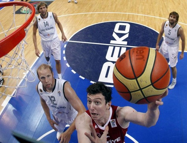 Litvanya'da yapılan 2011 Avrupa Basketbol Şampiyonası Finalleri 2. tur E Grubu  -  - ikinci maçında Türkiye, Almanya'ya 73-67 yenilerek, gruptan çıkma şansını zora  -  - soktu. -