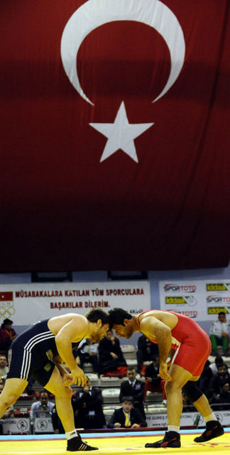 Türkiye, 29. Uluslararası Vehbi Emre Grekoromen Güreş Turnuvası'nda 4 altın, 1 gümüş ve 4 bronz madalyayla takım halinde birinci oldu.  Turnuvada ikinciliği Azerbaycan, üçüncülüğü İran elde etti. -