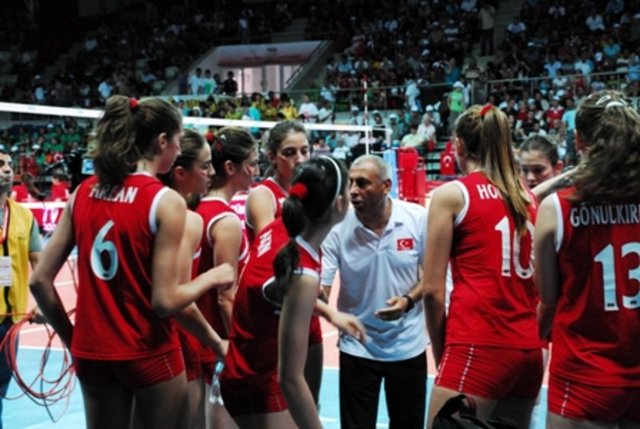 Avrupa Bayanlar Voleybol Şampiyonası yarı finalinde Türkiye, ev sahibi Sırbistan'a 3-2 yenildi.