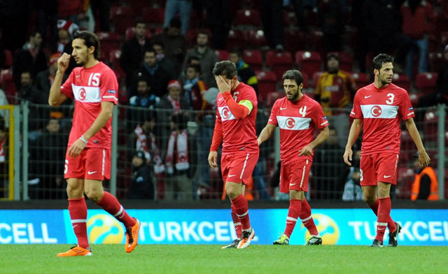 15 Kasım:  - 2012 Avrupa Futbol Şampiyonası play-off turunda Hırvatistan ile 0-0 berabere kalan Türkiye finallere kalamadı. (A) Grubunu 2. sırada tamamlayan Türkiye, play-off turunda Hırvatistan'a elenerek 2012 Avrupa Şampiyonası'nda katılma şansını yitirdi.