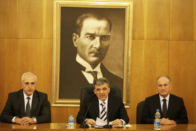 10 Aralık: Cumhurbaşkanı Abdullah Gül tarafından bir kez daha görüşülmek üzere TBMM'ye iade edilen, Sporda Şiddet ve Düzensizliğin  Önlenmesine Dair Kanunda Değişiklik Yapılması Hakkında Kanun'u TBMM Genel Kuruluda aynen kabul edildi. Yapılan açık oylama sonucu Sporda Şiddet ve Düzensizliğin Önlenmesine Dair Kanunda Değişiklik Yapılması Hakkında Kanun, 6 ret ve 1 çekimser oya karşın, 284 oyla Genel Kuruldan geçti.