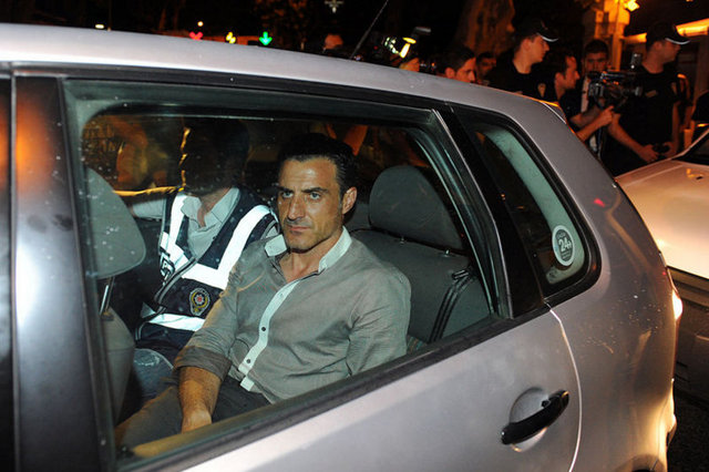 14 Temmuz: Futbolda şike iddialarına yönelik soruşturma kapsamında gözaltına alınan Beşiktaş Jimnastik Kulübü Asbaşkanı Serdal Adalı ile  -  - Futbol Takımı Teknik Direktörü Tayfur Havutçu'nun da aralarında bulunduğu 5 kişi çıkarıldıkları nöbetçi mahkemece tutuklandı.