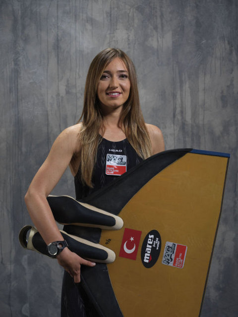 Milli bayan dalgıç Şahika Ercümen, Avusturya'nın Weissensee Gölü'nde, buzun altından 110 metrelik mesafeyi geçerek buzaltı yatay dalış rekorunu kırıp, Guiness Rekorlar Kitabı'na girdi. -