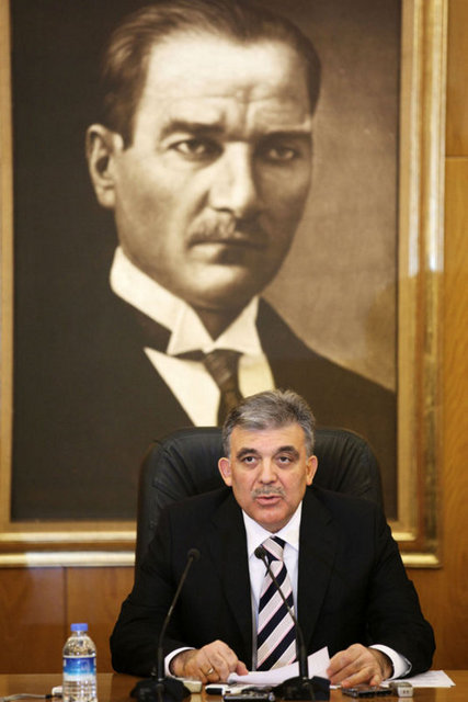 Cumhurbaşkanı Abdullah Gül, şike cezalarında indirim öngören Sporda Şiddet ve Düzensizliğin Önlenmesine Dair Kanunda Değişiklik Yapılması Hakkında Kanun'u TBMM'ye iade etti. Cumhurbaşkanlığından yapılan ve yasanın TBMM'ye geri gönderilmesine ilişkin gerekçenin yer aldığı açıklamada, ''İncelenen Kanunla öngörülen değişikliklerin, ölçülülük ve caydırıcılık gibi ceza hukukunun temel prensiplerini etkisiz kılacağı ve bazı sakıncaları doğurabileceği düşünülmektedir'' denildi.