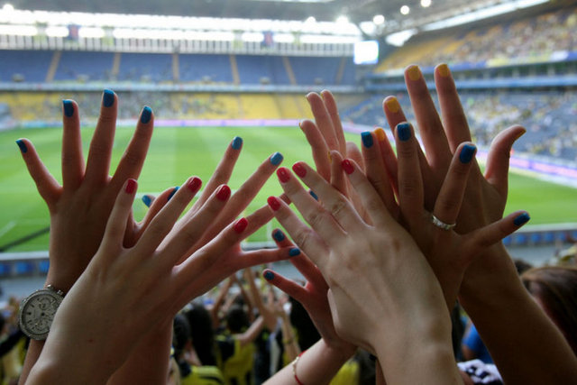 Türk futbolunda, ceza olarak kulüplere verilen ''Seyircisiz maç'' dönemi, Fenerbahçe-Manisaspor karşılaşmasıyla sona erdi. Fenerbahçe Şükrü Saracoğlu Stadı, Futbol Federasyonu'nun disiplin talimatında yaptığı düzenlemenin ardından kadınlar ve çocuklara açılırken, karşılaşma uygulamanın yapıldığı ilk maç oldu.