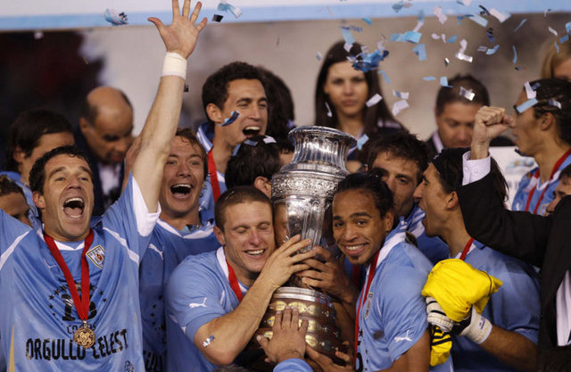 25 Temmuz: Arjantin'de düzenlenen Copa America'da finalde Paraguay'ı 3-0 yenen Uruguay şampiyon oldu.