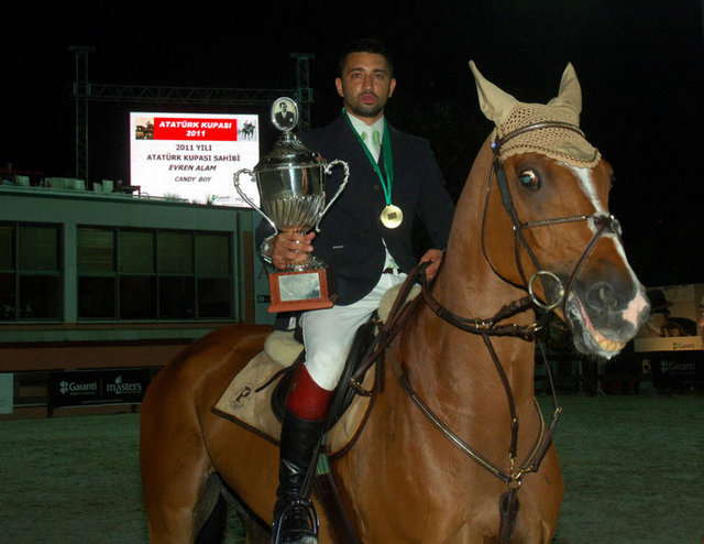 Binicilikte yılın en önemli ve prestijli engel atlama yarışı olan 46. Atatürk Kupası'nı Evren Alam, ''Candy Boy'' isimli atıyla kazandı.
