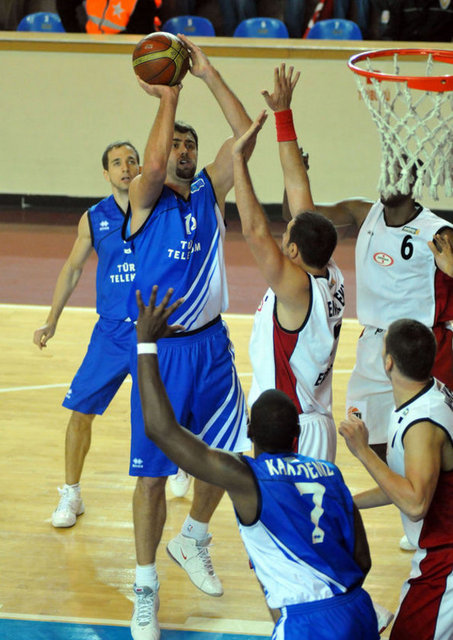 Beko Basketbol Ligi takımlarından Türk Telekom, milli basketbolcu Mehmet Okur ile  -  - prensipte anlaşmaya vardı. Başkent ekibi, Amerikan Ulusal Basketbol Ligi (NBA)  -  - takımlarından Utah Jazz'da forma giyen Okur ile lokavt sona erene kadar prensipte  -  - anlaştı.