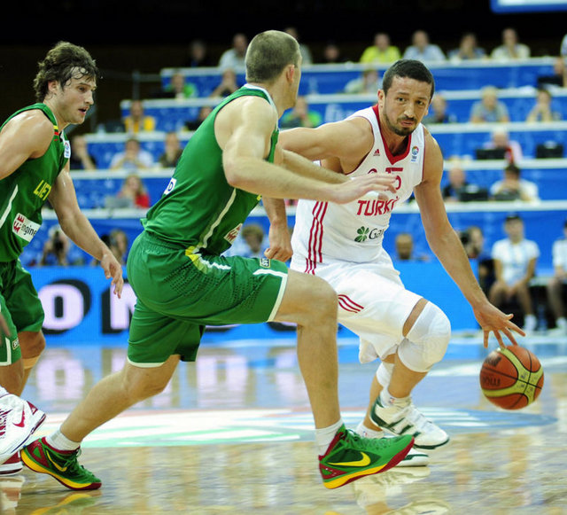 Litvanya'da devam eden 2011 Avrupa Basketbol Şampiyonası Finalleri'nde Türkiye, A  -  - Grubu'ndaki 3. maçında ev sahibi Litvanya'ya 75-68 yenildi. -