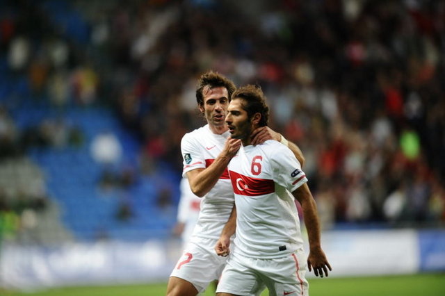 10 Ocak: Uluslararası Futbol Federasyonları Birliği (FIFA), Hamit Altıntop'un, 2012 Avrupa Şampiyonası elemelerinde Kazakistan'a attığı golü,  ''2010 yılının en iyi golü'' ödülüne layık gördü. Yılın en iyi futbolcusuna verilen ''Altın Top'' ödülü ise üst üste 2. kez Arjantinli futbolcu Lionel  Messi'nin oldu.