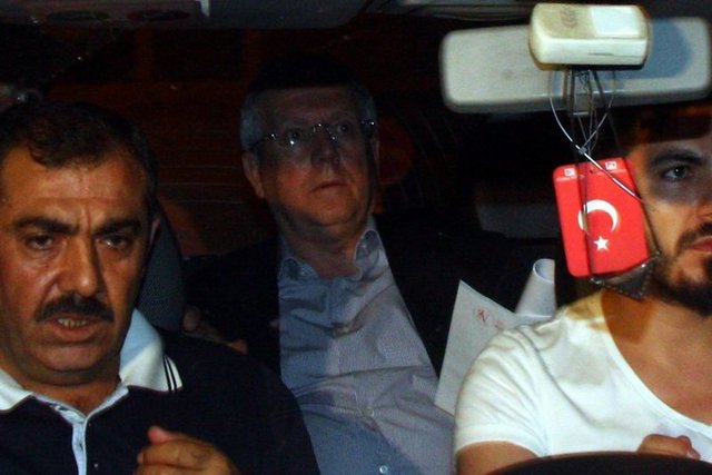 Futbolda şike iddialarına yönelik soruşturma kapsamında gözaltına alınan Fenerbahçe Kulübü Başkanı Aziz Yıldırım tutuklanması istemiyle  -  - mahkemeye sevk edildi. Soruşturmayı yürüten özel yetkili Cumhuriyet Savcısı Mehmet Berk, Yıldırım'ın yaklaşık 9 saat ifadesini aldı. Savcı Berk,  -  - daha sonra Yıldırım'ı tutuklanması istemiyle nöbetçi İstanbul 14. Ağır Ceza Mahkemesine sevk etti.