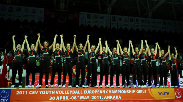 30 Nisan: Ankara'da düzenlenen Avrupa Yıldız Bayanlar Voleybol Şampiyonası finalinde İtalya'yı 3-0 yenen Yıldız Milli Takım, Türkiye'ye voleybol tarihinde milli takımlar düzeyindeki ilk Avrupa şampiyonluğunu getirdi. İtalya'nın ikinci olduğu şampiyonada, Sırbistan üçüncü sırada yer aldı. -