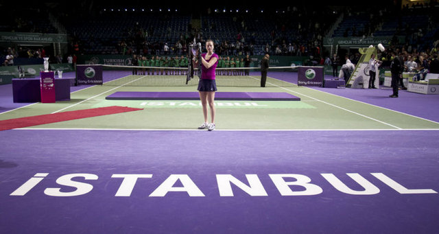 30 Ekim: Teniste dünyanın en iyi kadın raketlerinin mücadele ettiği ve 5 gün süren TEB BNP Paribas WTA Championships Dünya Kadınlar Şampiyonası, İstanbul'da yapıldı. Tekler finalinde Belaruslu Victoria Azarenka'yı 2-1 yenen Çek Petra Kvitova şampiyon olurken, çiftler finalinde Liezel Huber-Lisa Raymond (ABD) ikilisi, Kveta Peschke (Çek Cumhuriyeti)-Katarina Srebotnik (Slovenya) ekibini 2-0 yenerek, şampiyonluğa ulaştı.