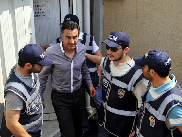 12 Temmuz: Futbolda şike iddialarına yönelik soruşturma kapsamında futbolcular İbrahim Akın ile İskender Alın, Beşiktaş Asbaşkanı Serdal Adalı  -  - ile Futbol Takımı Teknik Direktörü Tayfur Havutçu gözaltına alındı.