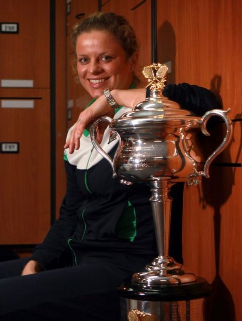 17 Ocak: Sezonun ilk ''Grand Slam'' mücadelesi olan Avustralya Açık Tenis Turnuvası'nda, kadınlarda Belçikalı tenisçi Kim Clijsters, erkeklerde  ise Sırp Novak Djokovic şampiyon oldu. -