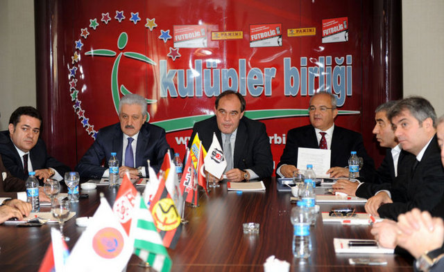 20 Eylül: Kulüpler Birliği Vakfı başkanlığına Yıldırım Demirören seçildi. Olağanüstü toplanan Kulüpler Birliği, Aziz Yıldırım'ın istifası nedeniyle boşalan aşkanlık koltuğuna Beşiktaş Kulübü Başkanı Yıldırım Demirören'i getirdi.