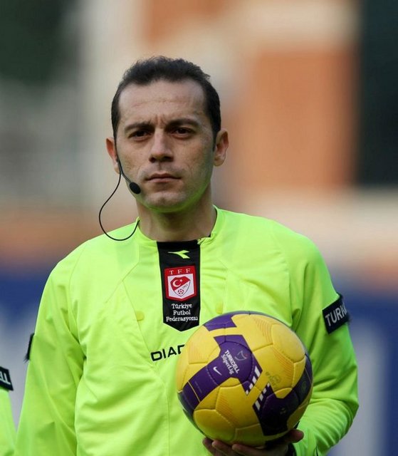 FIFA kokartlı hakem Cüneyt Çakır tarihi bir başarı göstererek, UEFA'nın en üst kategorisi olan elit kategoriye yükseltildi. -