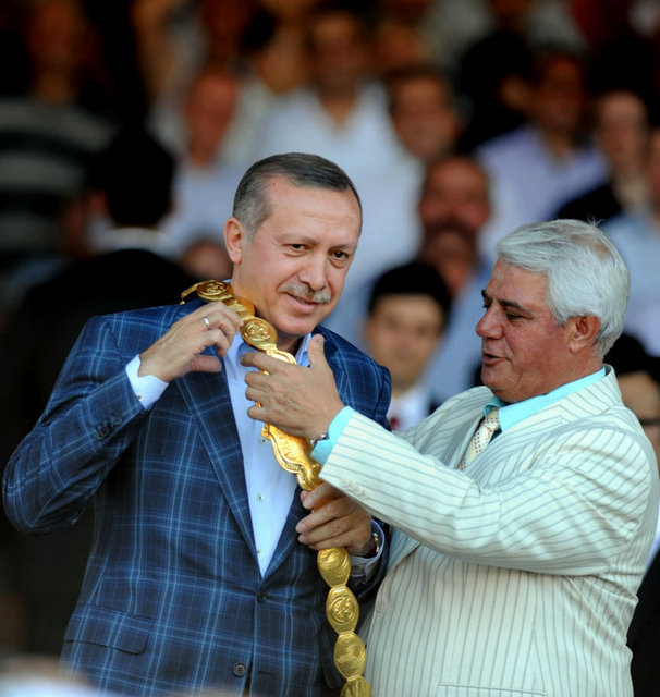 10 Temmuz: 650. Tarihi Kırkpınar Yağlı Güreşleri'ni izlemek üzere Edirne'ye gelen Başbakan Recep Tayyip Erdoğan'a, Edirne Belediye Başkanı  -  - Hamdi Sedefçi tarafından altın kemer takıldı. Başbakan Recep Tayyip Erdoğan da, Kırkpınar'ın yakın tarihinin efsane güreşçisi olarak nitelenen 2  -  - altın kemer sahibi Ahmet Taşçı'ya, UNESCO ile Kültür ve Turizm Bakanlığınca hazırlatılan bronz el işleme kemeri taktı. Güreşlerde Ali Gürbüz,  -  - başpehlivan oldu.