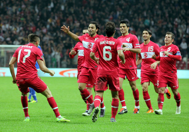 11 Ekim: 2012 Avrupa Futbol Şampiyonası elemeleri (A) Grubu son maçında Türkiye, Azerbaycan'ı 1-0 yendi ve grup ikincisi olarak play-off oynamaya hak kazandı.
