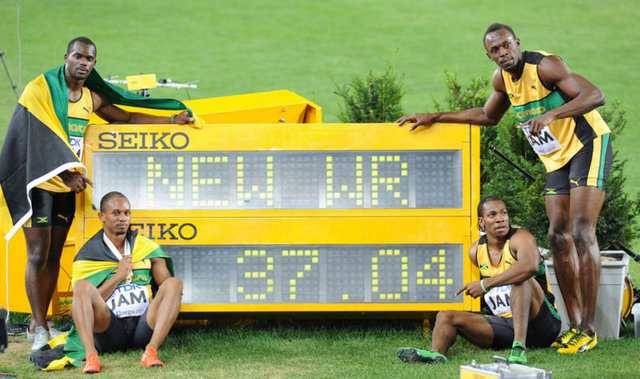 27 Ağustos: 13. Dünya Atletizm Şampiyonası, Güney Kore'nun Daegu kentinde yapıldı.  -  - 9 gün süren organizasyonda erkekler 4x100 bayrak yarışında Jamaika, 37.04'lük  -  - derecesiyle dünya rekorunu kırdı. Bayanlar 100 metre engellide altın madalyanın  -  - sahibi Avustralyalı atlet Sally Pearson oldu. 12.28'lik derecesiyle birinci olan 25  -  - yaşındaki Pearson, bu başarısıyla şampiyona rekorunu eline geçirdi ve ülkesine  -  - organizasyondaki ilk altın madalyasını kazandırmış oldu.