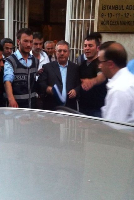 Ayrıca soruşturmayı yürüten savcının talebi doğrultusunda Fenerbahçe Kulübü Başkanı Aziz Yıldırım hakkında yakalama kararı çıkartıldı.