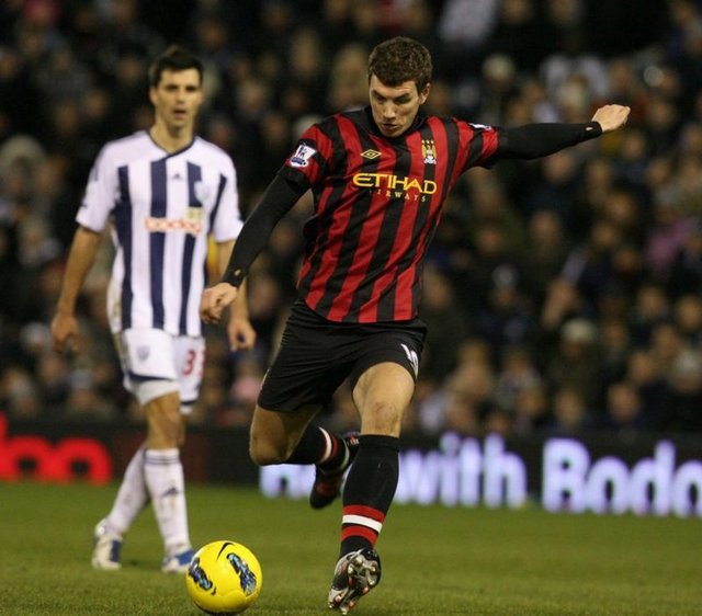 8 Temmuz: İngiltere Premier League takımlarından Manchester City, stadının isim hakkını, 150 milyon sterlin karşılığında 10 yıllığına Etihad Hava  -  - Yolları'na sattı.