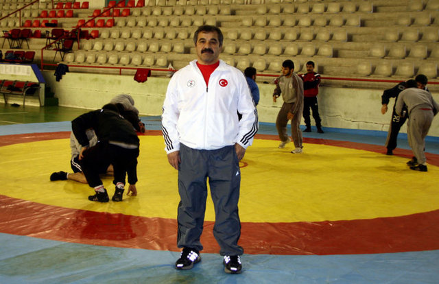 15 Aralık: Türk güreş tarihinin önemli isimlerinden, Avrupa Serbest Güreş Milli Takımı Teknik Direktörü Fevzi Şeker, Elmadağ'daki milli takım kampında kalp krizi sonucu yaşamını yitirdi. Şeker, antrenman sonrası yapılan futbol maçında rahatsızlanarak hastaneye kaldırıldı. Yapılan tüm müdahalelere rağmen kurtarılamayan Şeker, 49 yaşında hayata gözlerini yumdu. 1962 yılında Sivas'ta dünyaya gelen Şeker'in Avrupa şampiyonluğunun yanı sıra dünya 2'nciliği ve 3'üncülükleri bulunuyor.
