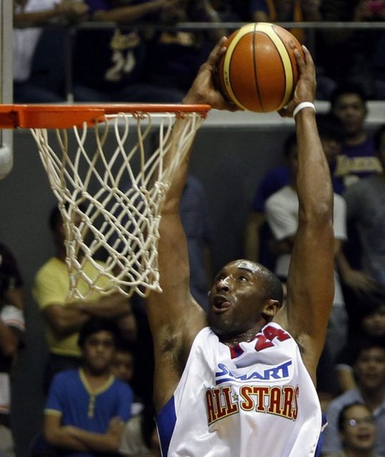 NBA'de bu yıl 60. düzenlenen geleneksel ''All Star'' karşılaşmasında Batı Karması, Doğu Karması'nı 148-143 yendi. All Star etkinlikleri kapsamında düzenlenen 3 sayı yarışmasını Miami Heatli James Jones kazandı. Smaç yarışmasında ise Los Angeles Clipperslı Blake Griffin şampiyonluğa ulaştı.