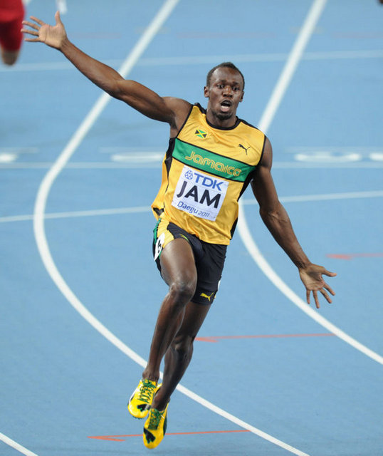 Erkekler 200 metrede altın madalyayı Jamaikalı atlet Usain Bolt kazandı. 100  -  - metrede hatalı çıkış yaparak diskalifiye olan ve bu yarışı merakla bekleyenleri  -  - hayal kırıklığına uğratan Bolt, 200 metreyi 19.40'ta koşarak, tarihin en iyi 4.  -  - derecesini elde etti. Türk sporculardan dereceye giren olmazken, Türk Milli Takımı,  -  - finallerde elde ettiği derecelerle 8 puan topladı ve Nijerya ile 37. sırayı  -  - paylaştı. Genel puan sıralamasında ABD 251 puanla ilk sırayı alırken, Rusya 201  -  - puanla ikinci, Kenya ise 174 puanla üçüncü oldu. -