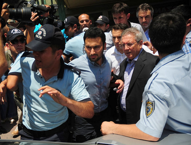 Futbolda şike iddialarına yönelik soruşturma kapsamında tutuklanan Fenerbahçe Spor Kulübü Başkanı Aziz Yıldırım, Metris Cezaevi'ne konuldu.