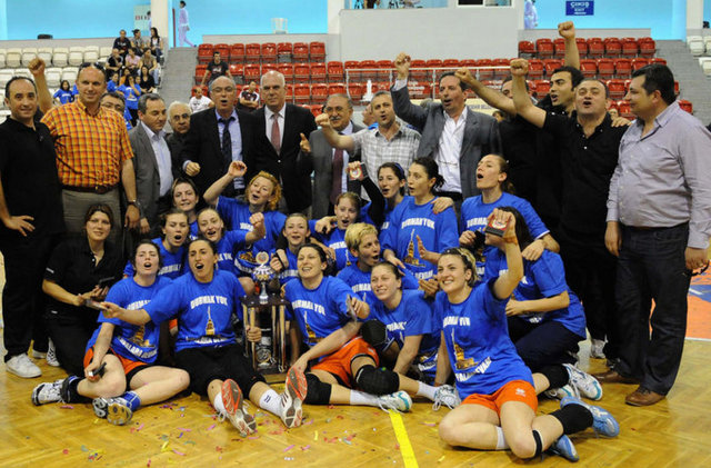 17 Mayıs: Hentbolda, Bayanlar Süper Ligi play-off final serisinin son maçında Üsküdar Belediyesi, normal süresi 28-28 berabere tamamlanan müsabakada İzmir Büyükşehir Belediyesi'ni 34-29 mağlup ederek, seride 2-1 öne geçti ve 2010-2011 sezonunun şampiyonu oldu.