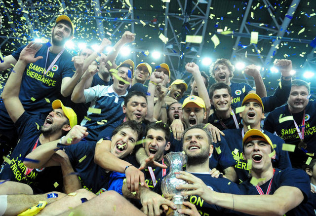 24 Nisan: Aroma Erkekler Voleybol 1. Ligi play-off finali 3. maçında Arkasspor'u 3-0 yenerek seride durumu 3-0 yapan Fenerbahçe, 2010-2011 sezonu şampiyonu oldu. -