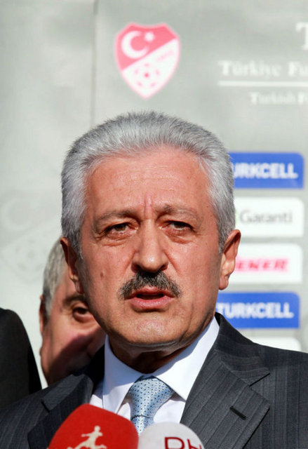 9 Eylül: Türkiye Futbol Federasyonu (TFF) Başkanı Mehmet Ali Aydınlar, futboldaki  -  - şike ve teşvik iddialarına yönelik soruşturmayla ilgili kararlarını 2011-2012  -  - sezonu sonunda alacaklarını ve sezonun mevcut takımlarla sonuna kadar oynanacağını  -  - açıkladı.