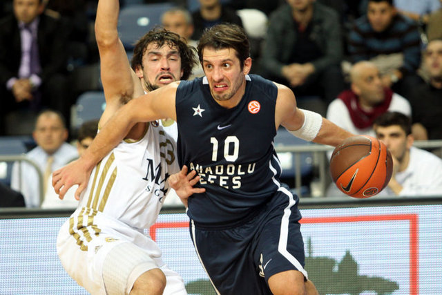 30 Haziran: Efes Pilsen Spor Kulübü'nün ismi, ''Anadolu Efes Spor Kulübü'' olarak değiştirildi.