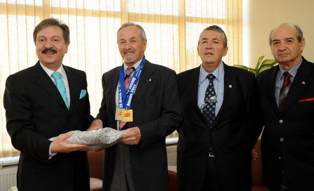 Veteran milli atlet Hikmet Kandeydi, Belçika'nın Gent şehrinde düzenlenen 8. Avrupa Veteranlar Salon Atletizm Şampiyonası'nda pentatlonda bronz madalya kazandı.