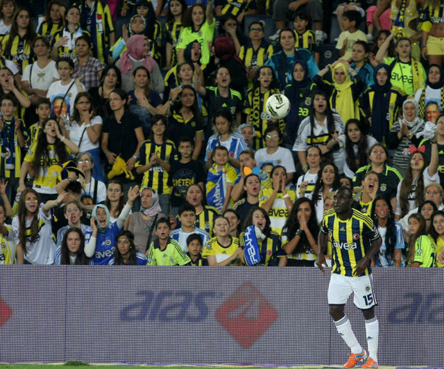 26 Kasım: Fenerbahçe'nin cezası nedeniyle sadece kadınlar ve 12 yaşından küçük çocukların alındığı Fenerbahçe-Manisaspor maçındaki kadın taraftarlar, statta yarattıkları atmosfer nedeniyle UEFA Fair Play ve Sosyal Sorumluluk Komisyonu tarafından, FIFA 2011 Fair Play ödülüne aday gösterildi.