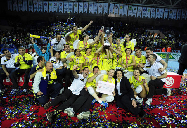 Aroma Bayanlar Voleybol 1. Ligi Play-Off final serisi 3. maçında Vakıfbank Güneş Sigorta Türk Telekom'u 3-2 yenen Fenerbahçe Acıbadem, seride de durumu 3-0 yaparak 2010-2011 sezonunun şampiyonu oldu. -