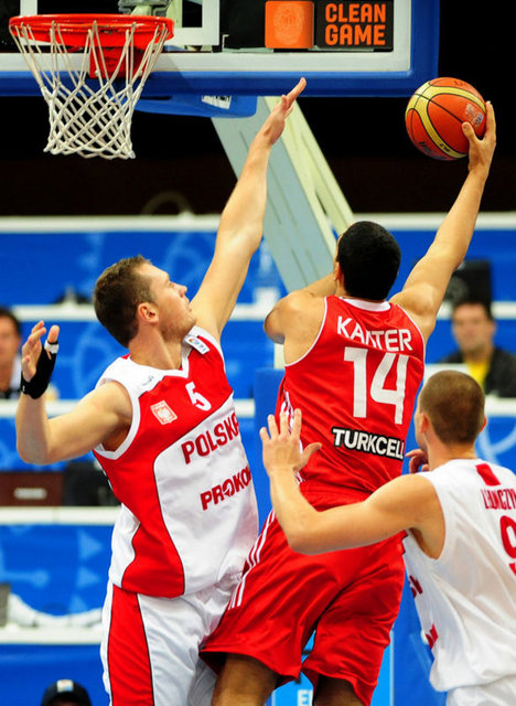 Litvanya'da devam eden 2011 Avrupa Basketbol Şampiyonası Finalleri'nde ilk tur A  -  - Grubu dördüncü maçında Türkiye, Polonya'ya 84-83 yenildi. -